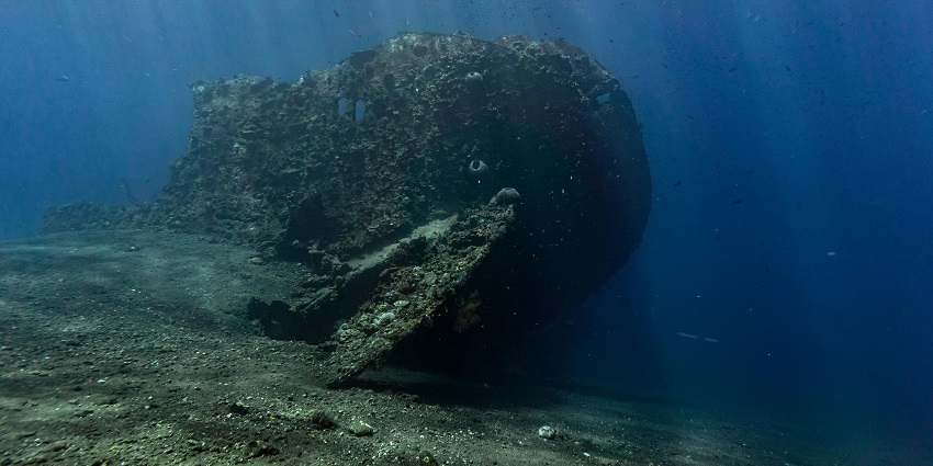 A picture of a wreckage on the ocean floor in Bali seen while snorkelling