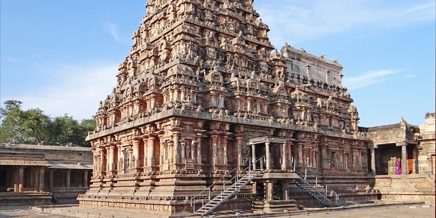 A beautiful picture of the mesmerising architecture of a place of worship in South India.