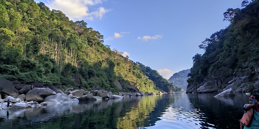 An image of Umngot river which is one of the famous tourist attraction in Meghalaya.
