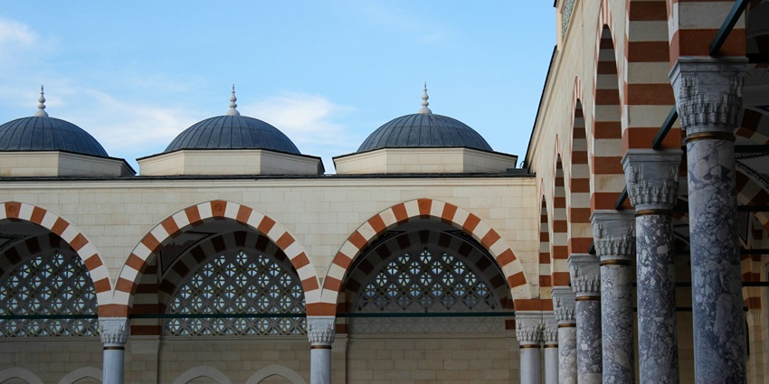 A glimpse of the popular Vaadhoo Old Friday Mosque, a major spiritual attraction.