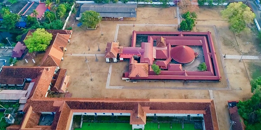 Vaikom Mahadeva Temple is known for its architectural splendour among Kerala temples.