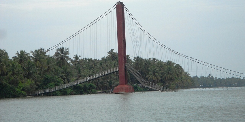 An awe-inspiring view of the Valiyaparamba, a major tourist spot near Hosdurg Fort.