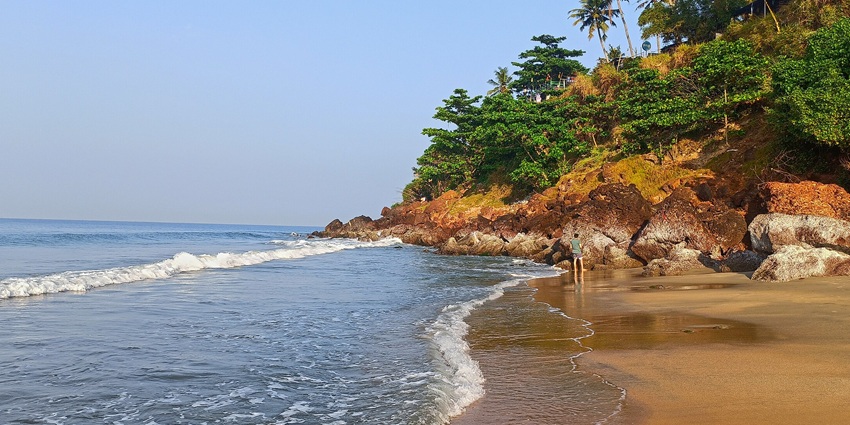 A stunning view of the shore of one of the best beaches near Guruvayur, with gentle waves approaching