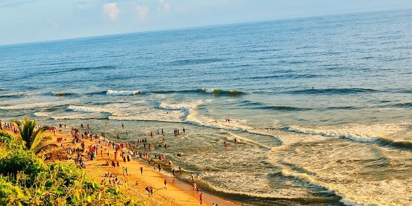 Varkala Beach is famous for its natural beauty, astonishing springs, and dramatic cliffs.