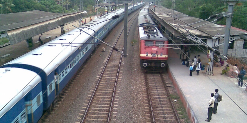 You can board a train from Varkala Railway Station to reach Anchuthengu Fort in Kerala.