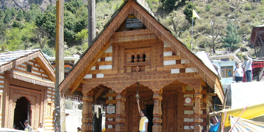 Escape to the hot springs of this kund offering a relaxing retreat for nature lovers