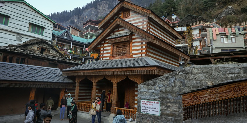 Devootes visit this temple and bathe in the hot springs, for a spiritually rejuvenating experience