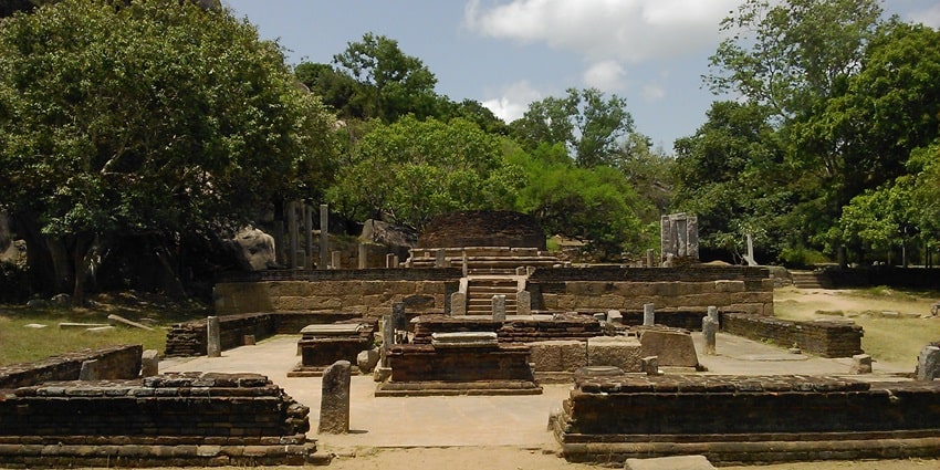 Velgam Vehera is a timeless Buddhist temple to explore for all history enthusiasts.