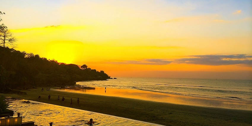 The unmatchable views from Four Seasons Resort allure people to stay during new year in Bali.