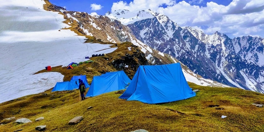 Image of snow-capped mountains in Kasol, showcasing a serene winter landscape.