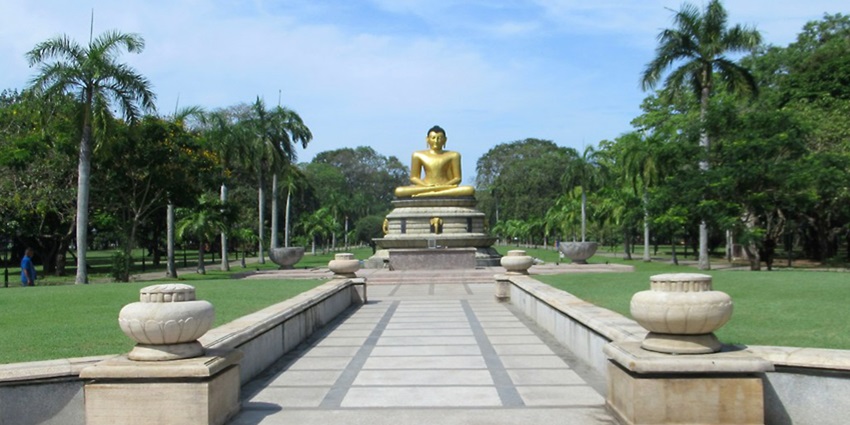 A view of Viharamahadevi Park, one of the best spots near Mahamevnawa Buddhist Monastery.