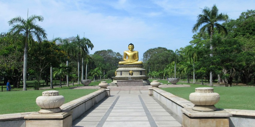 A view of Viharamahadevi Park, one of the best places to explore near Gangaramaya Temple.