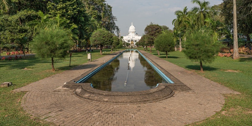 Viharamahadevi Park, a beautiful green space for relaxation. Things to do in Colombo.