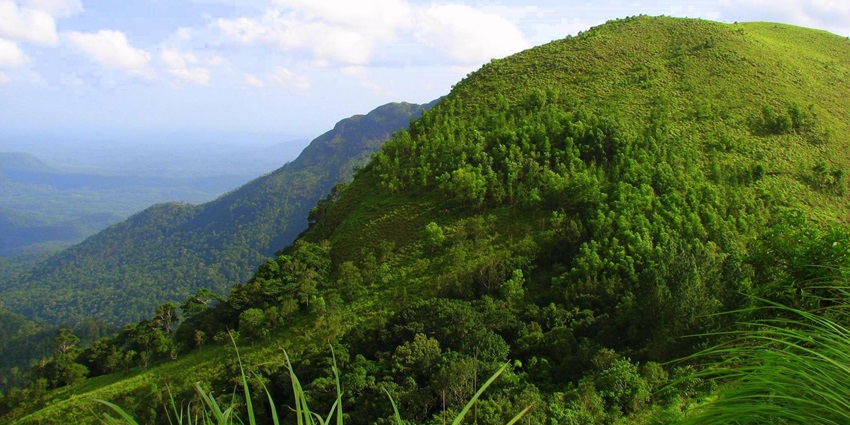 This scenic hilltop of Vilangan Kunnu provides a serene option among places to visit near Thrissur.
