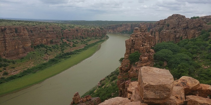 Panoramic view of Penna River winding through the rocky Gandikota Gorge.
