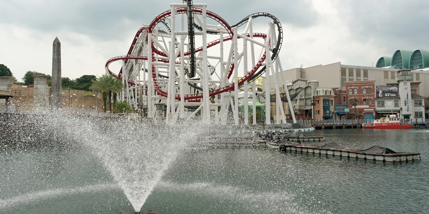 Enjoying a thrilling roller coaster ride in Universal Studios is one of the best things to do in Singapore for couples