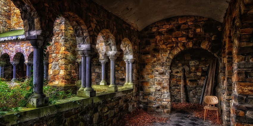 Von Ngari Monastery is one of the peaceful monasteries surrounded by mountains.