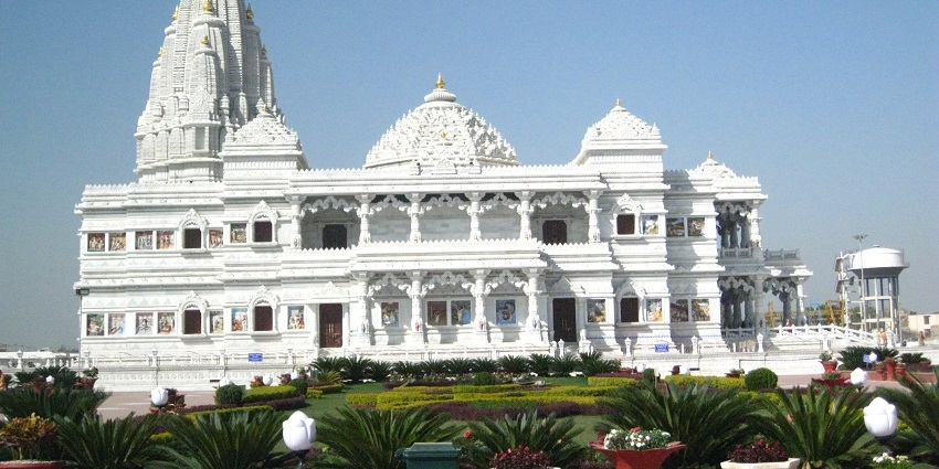 A picture of a temple in Vrindavan, one of the best places to visit near Delhi in April