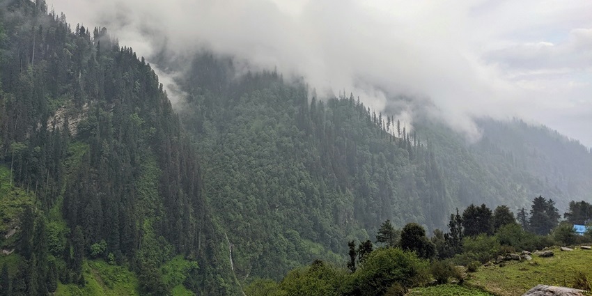 A breathtaking view of Waichin Valley, one of the top places to visit in Kasol in Augus