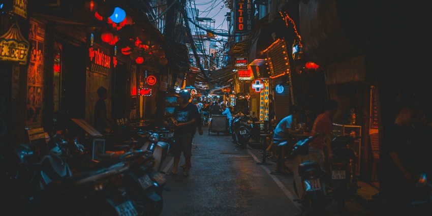 Those who want to simply take a stroll can head to the Bach Dang Walking Street.