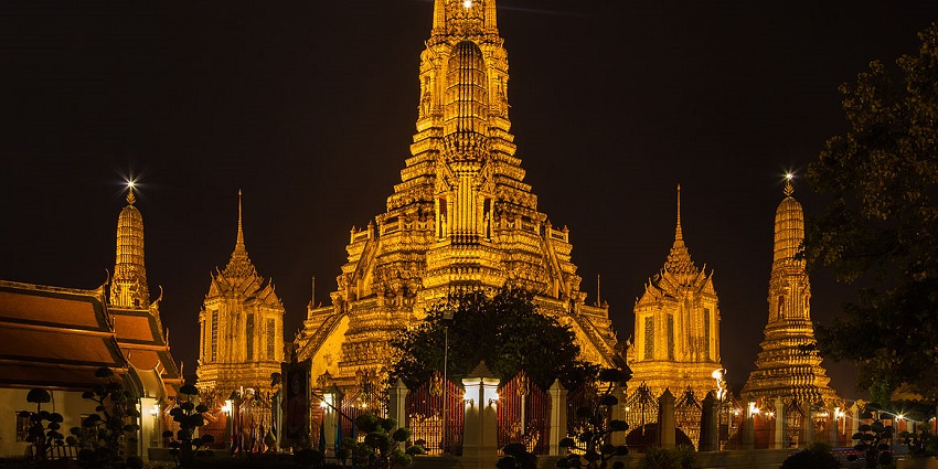 Wat Arun is one of the most popular temples for tourists to see near Museum Siam