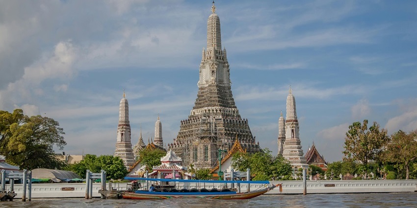 Image of the Wat Arun temple, one of the places to visit in Bangkok with family