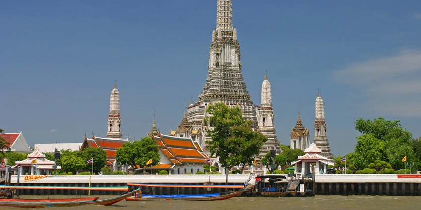 Located on the bank of Chao Phraya River, Wat Arun is one of the stunning temples here.