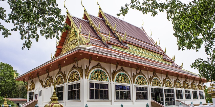Wat Khlong Thom Museum is located around the hot spring waterfall Krabi and is a must-visit.