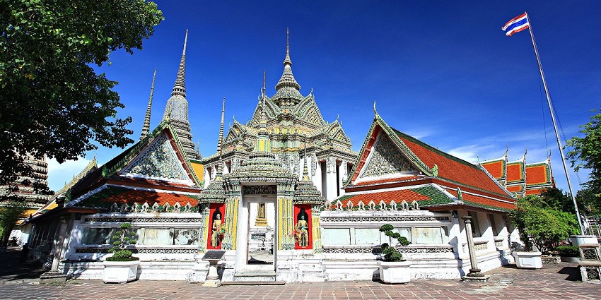 Witness the beautiful architecture and serene ambience of this buddist temple complex