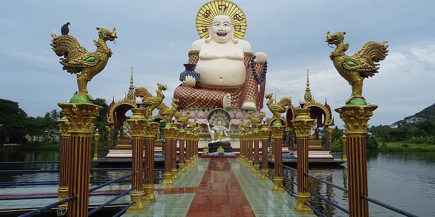 Pay your respects at the Wat Plai Laem temple and enjoy the peaceful ambience here