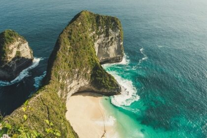 A mesmerising view of a lush green island in the middle of a pristine water body.