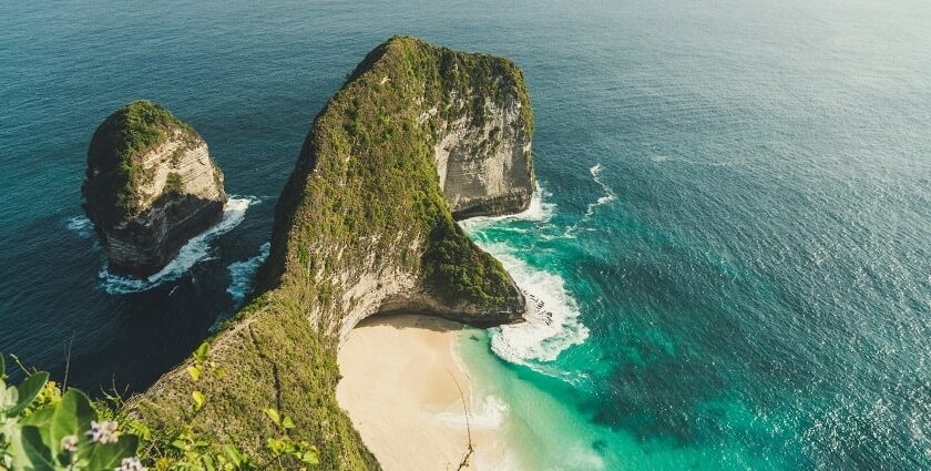 A mesmerising view of a lush green island in the middle of a pristine water body.