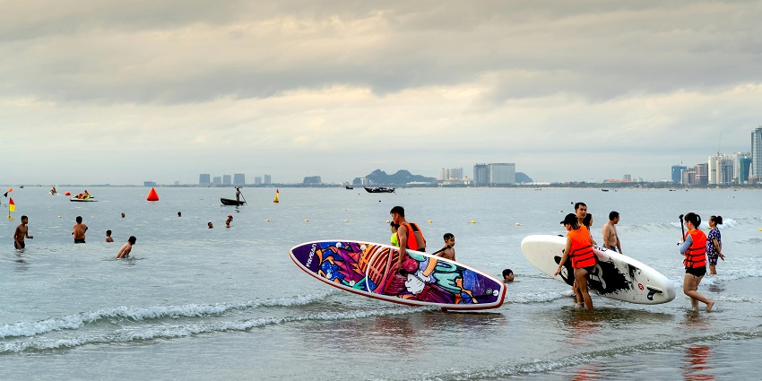 Various water activities like kayaking, jet skating, etc. entertain people here.