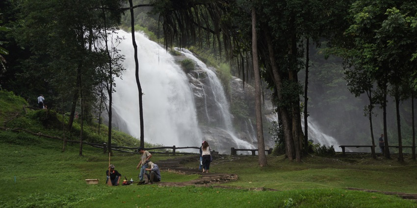 Choose to visit the Doi Inthanon National Park during the dry season for a fun experience.