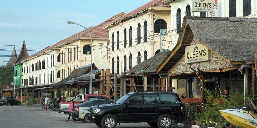 Waterfront City Marina is among the best places to relax, enjoy, and party at night.