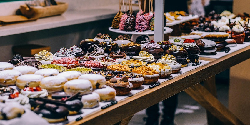 There are delectable food items that one can indulge in on a visit to Abu Dhabi.