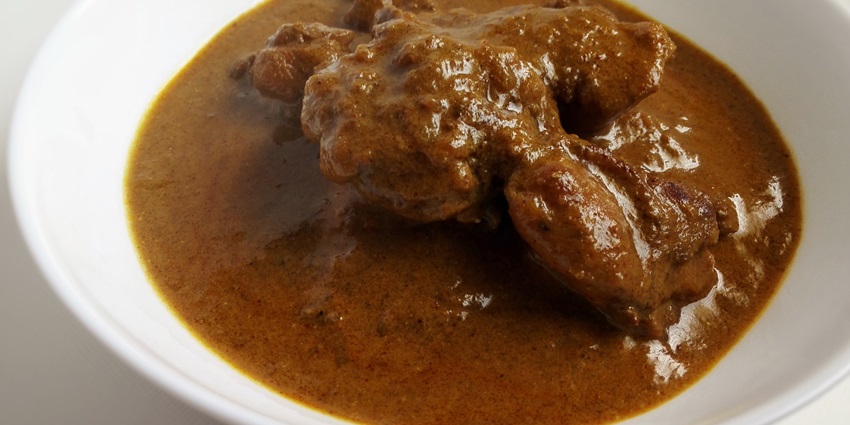 Savour the delicious dishes of Sri Lanka on your trip for a culinary experience.
