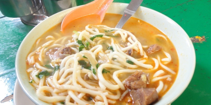 A picture of a traditional Tibetan dish made with noodles, served in a white bowl at a restaurant