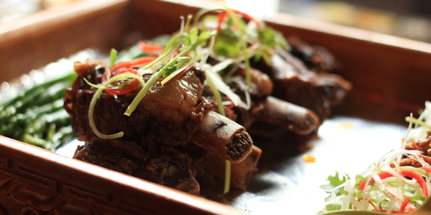 There are many eating options available nearby that offer lip-smacking food.