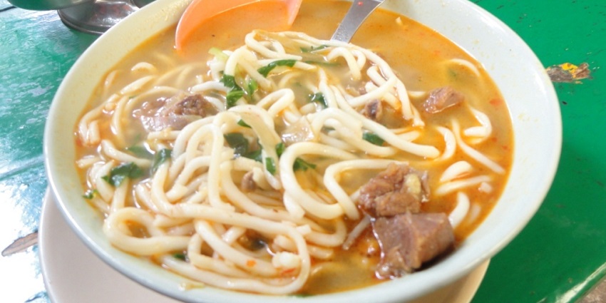 There are many eating options available nearby that offer lip-smacking food.