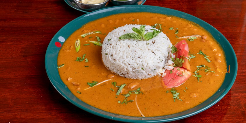 Several fine dining options are available near the temple including street food.