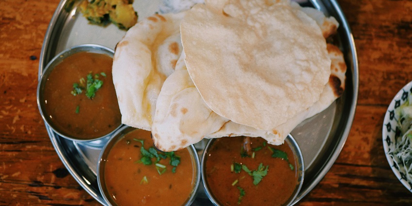 There are many eateries near the Pithapuram Temple offering vegetarian delicacies.