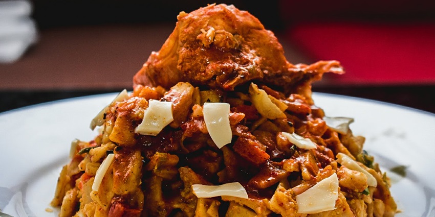 From street food to rich cuisines, there are many mouth-watering delicacies in Sri Lanka.