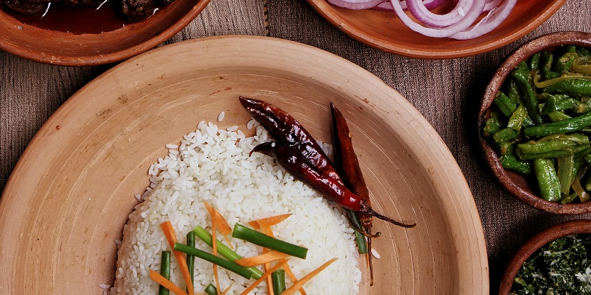 There are many eateries offering Sri Lankan delicacies near Gangaramaya Temple.