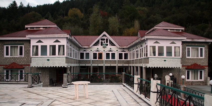There are many stay options close to the national park that offer congenial services.