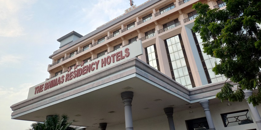 There are many stay options nearby that provide top-notch facilities and services.