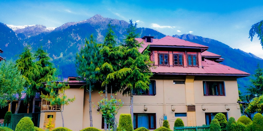 Areas near the monastery have diverse stay facilities catering to different budgets.