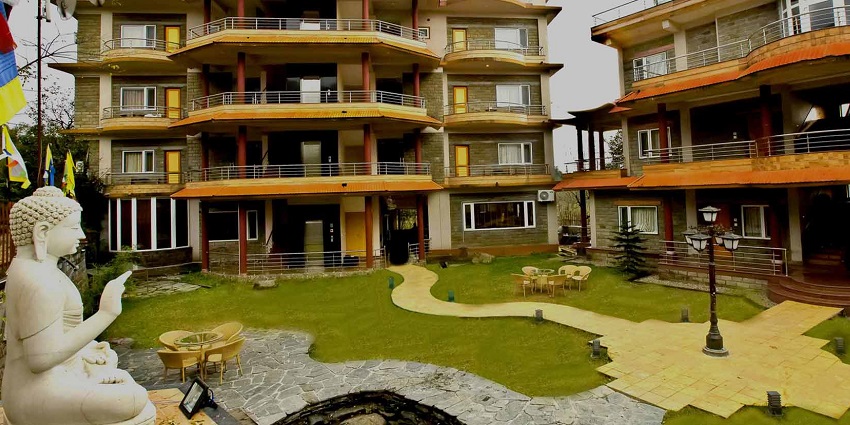 There are many stay options nearby that provide top-notch facilities and services.