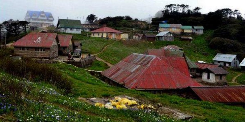 The wide view of the stunning Sandakphu Peak and houses nearby in West Bengal, India.