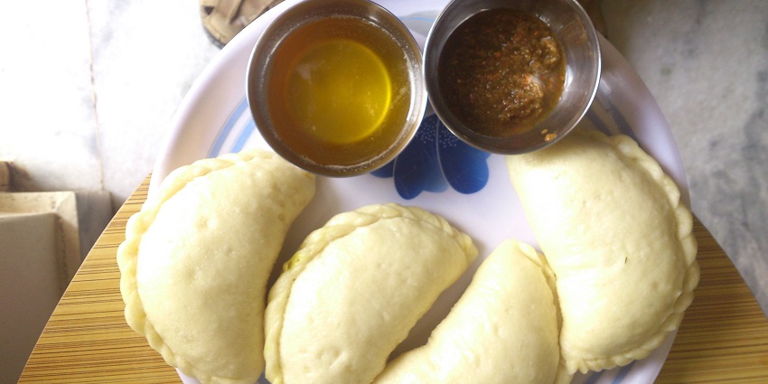 Siddu, a Himachali dish can be easily found in eateries near Shilli Wildlife Sanctuary.
